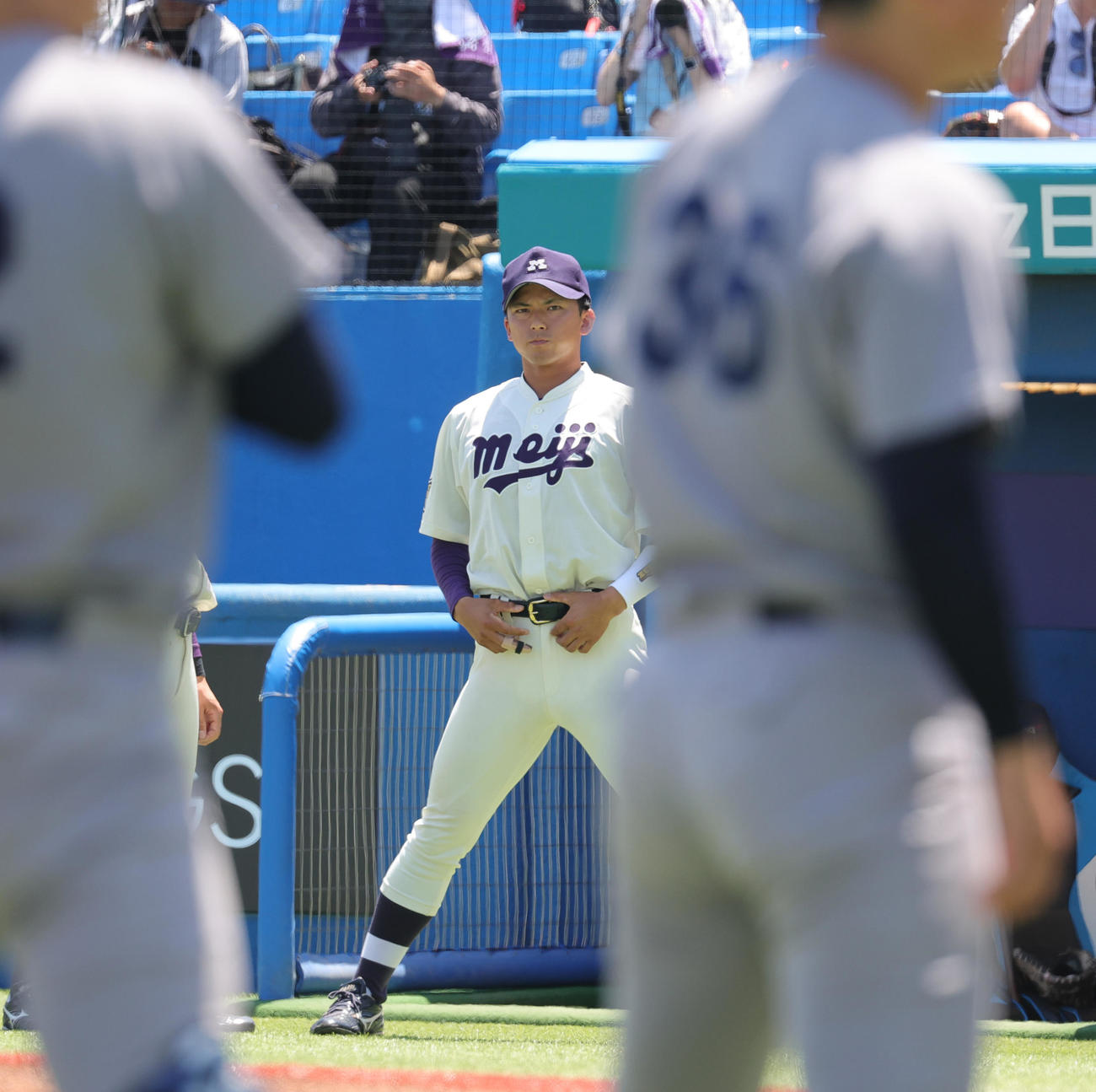 慶大対明大　先発を外れた明大・宗山主将は、試合開始のあいさつに備える（撮影・野上伸悟）