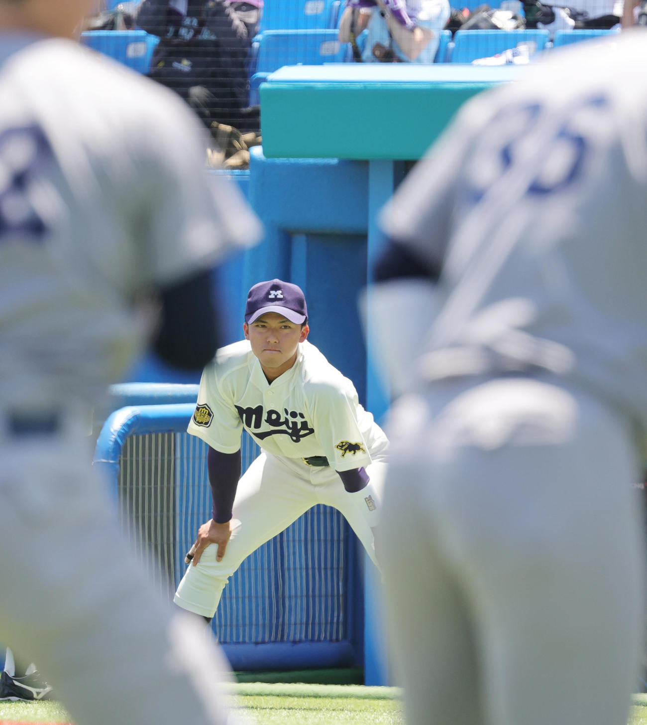 慶大対明大　先発を外れた明大・宗山主将は、試合開始のあいさつに備える（撮影・野上伸悟）