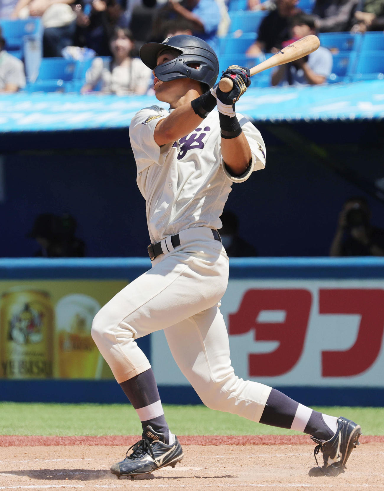 慶大対明大　8回裏明大1死二塁、左越え2点本塁打を放つ横山（撮影・野上伸悟）