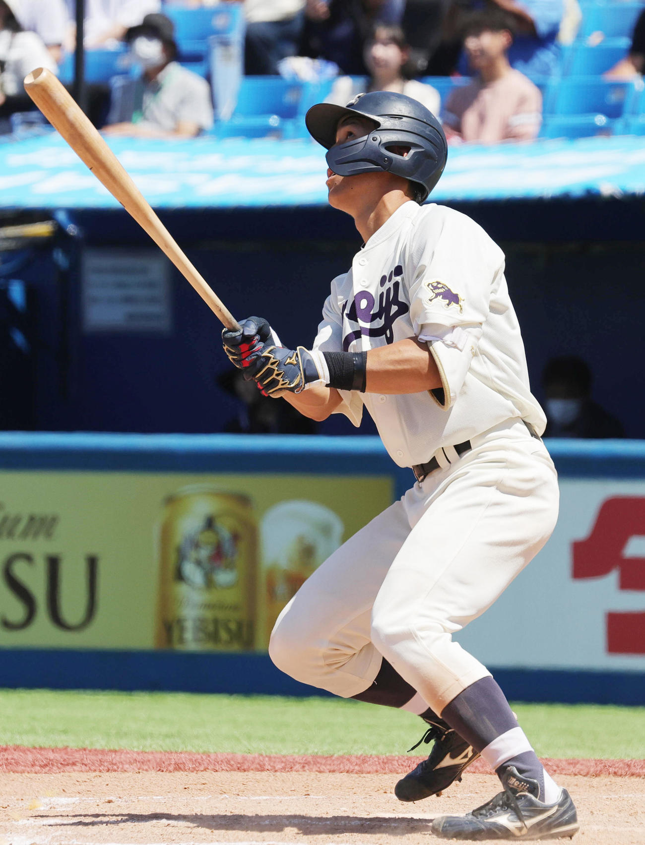 慶大対明大　8回裏明大1死二塁、左越え2点本塁打を放つ横山（撮影・野上伸悟）