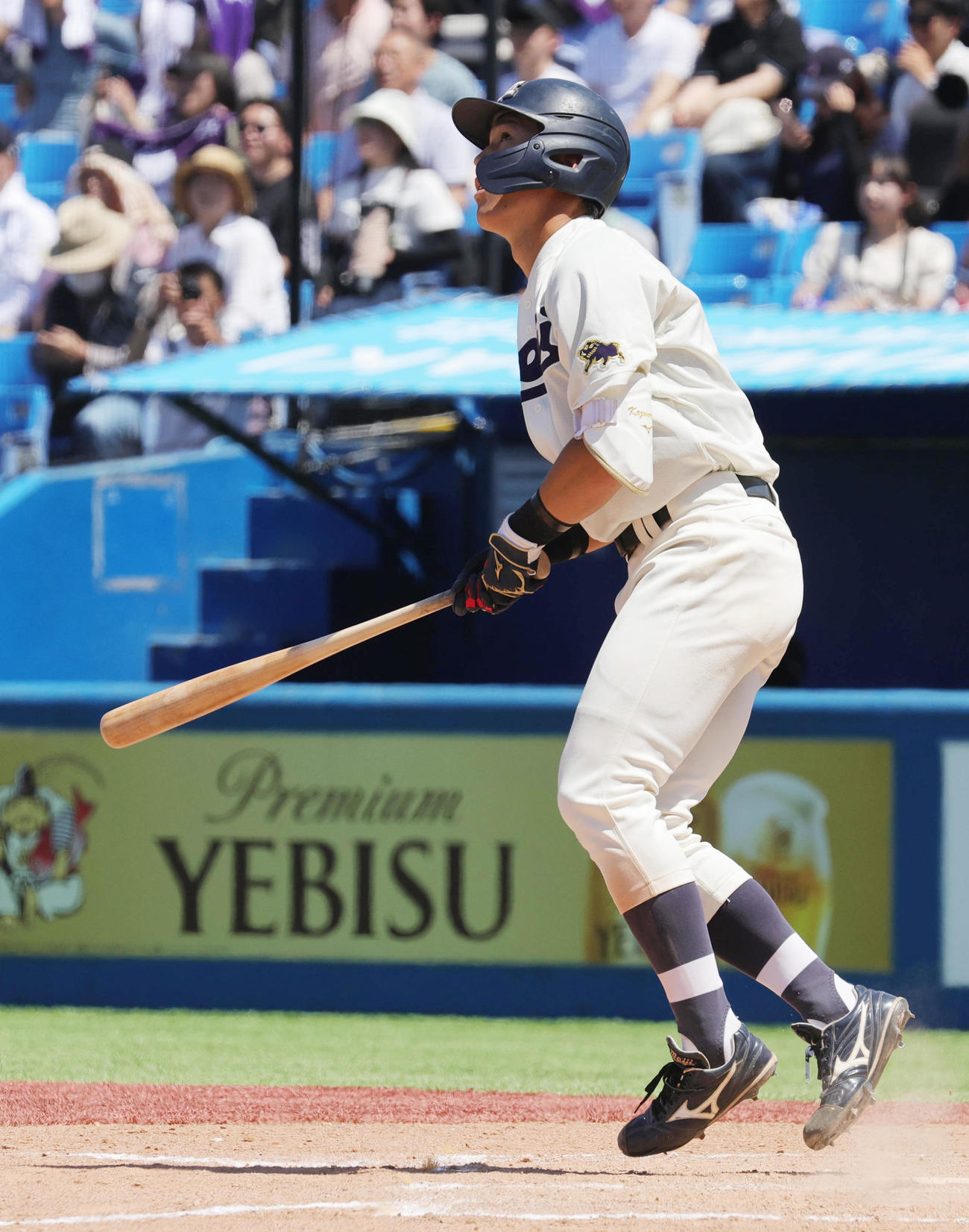 慶大対明大　8回裏明大1死二塁、左越え2点本塁打を放つ横山（撮影・野上伸悟）