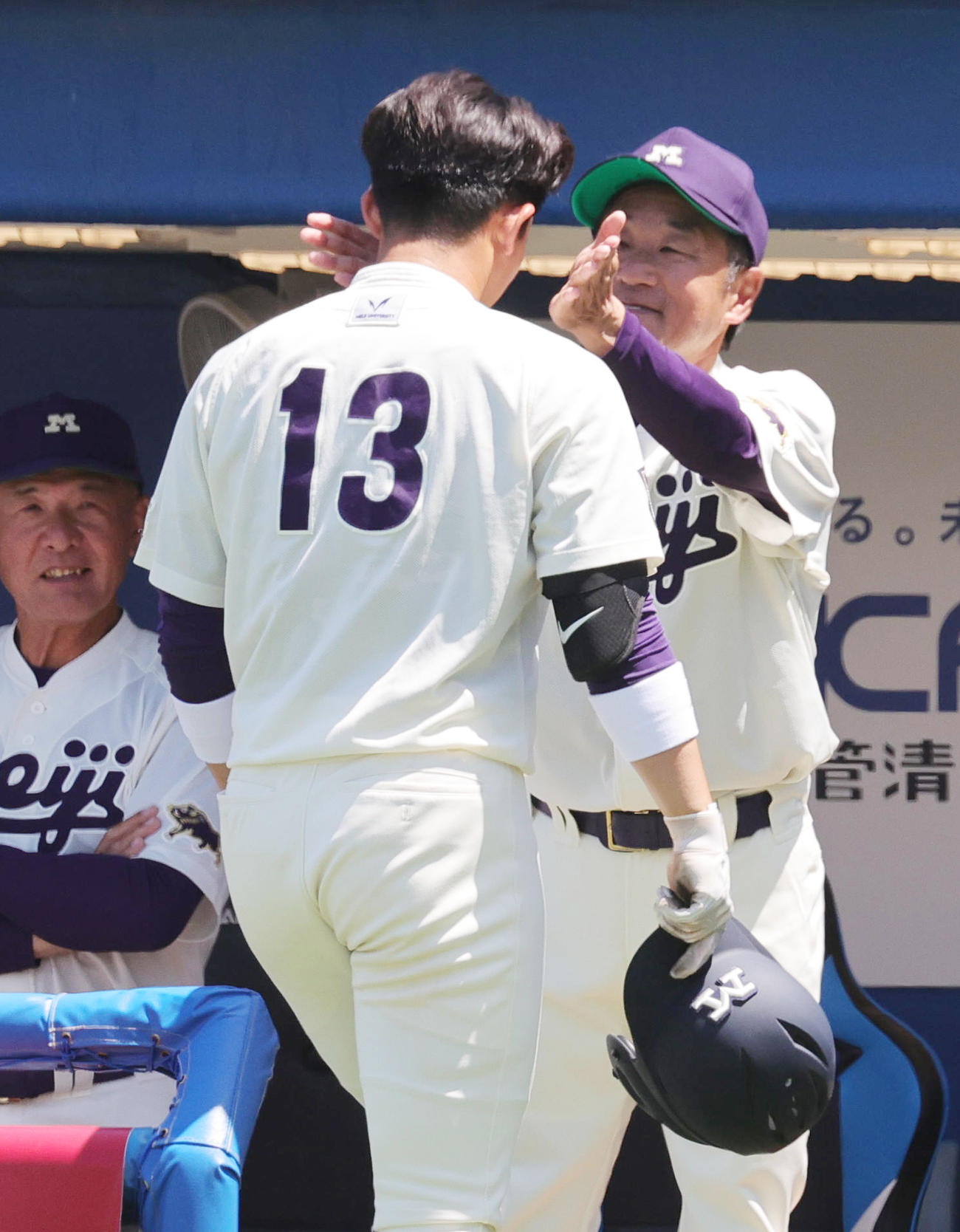 慶大対明大　7回裏明大2死一塁、右越え2点本塁打を放った吉田（手前）を迎える田中監督（撮影・野上伸悟）