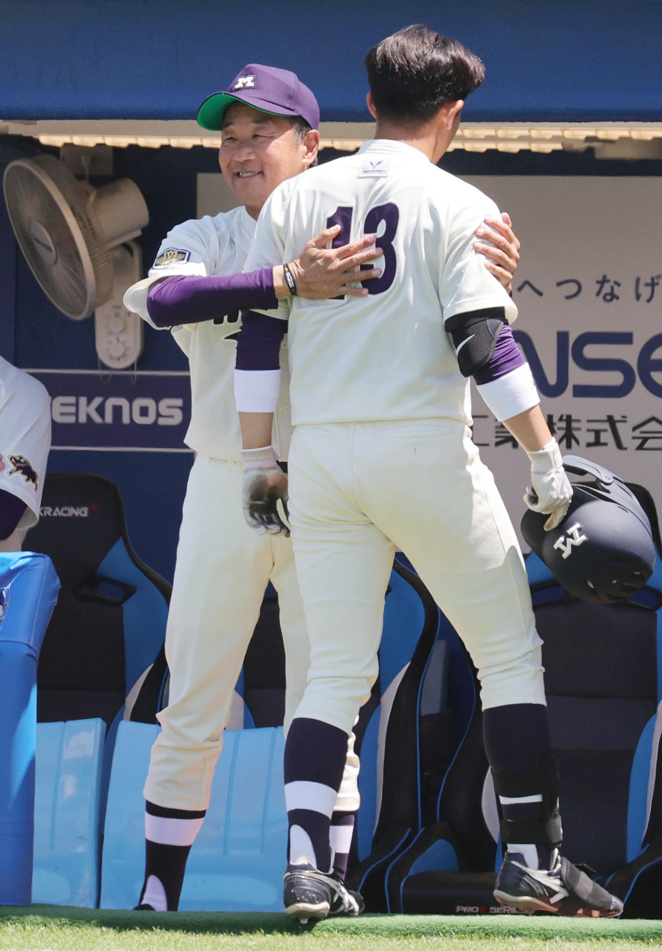 慶大対明大　7回裏明大2死一塁、右越え2点本塁打を放った吉田（手前）を迎える田中監督（撮影・野上伸悟）