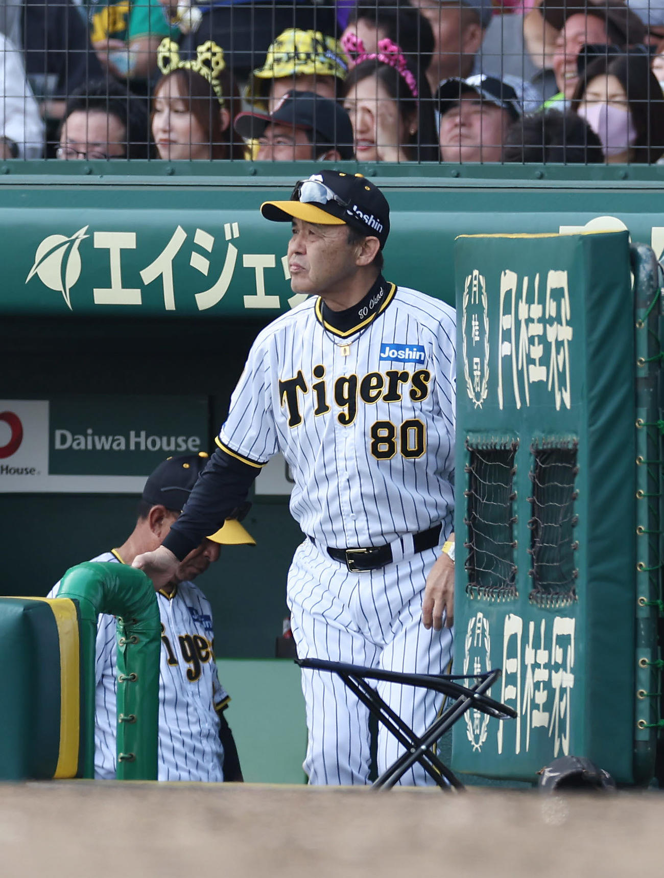 阪神対ヤクルト　5回を終え、選手交代を告げるためベンチを出る阪神岡田監督（撮影・前田充）