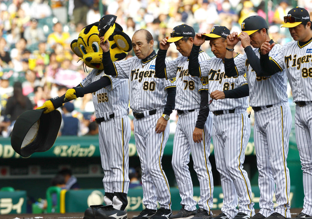 阪神対ヤクルト　ヤクルトに勝利しスタンドのファンにあいさつする阪神岡田監督（左）（撮影・上山淳一）