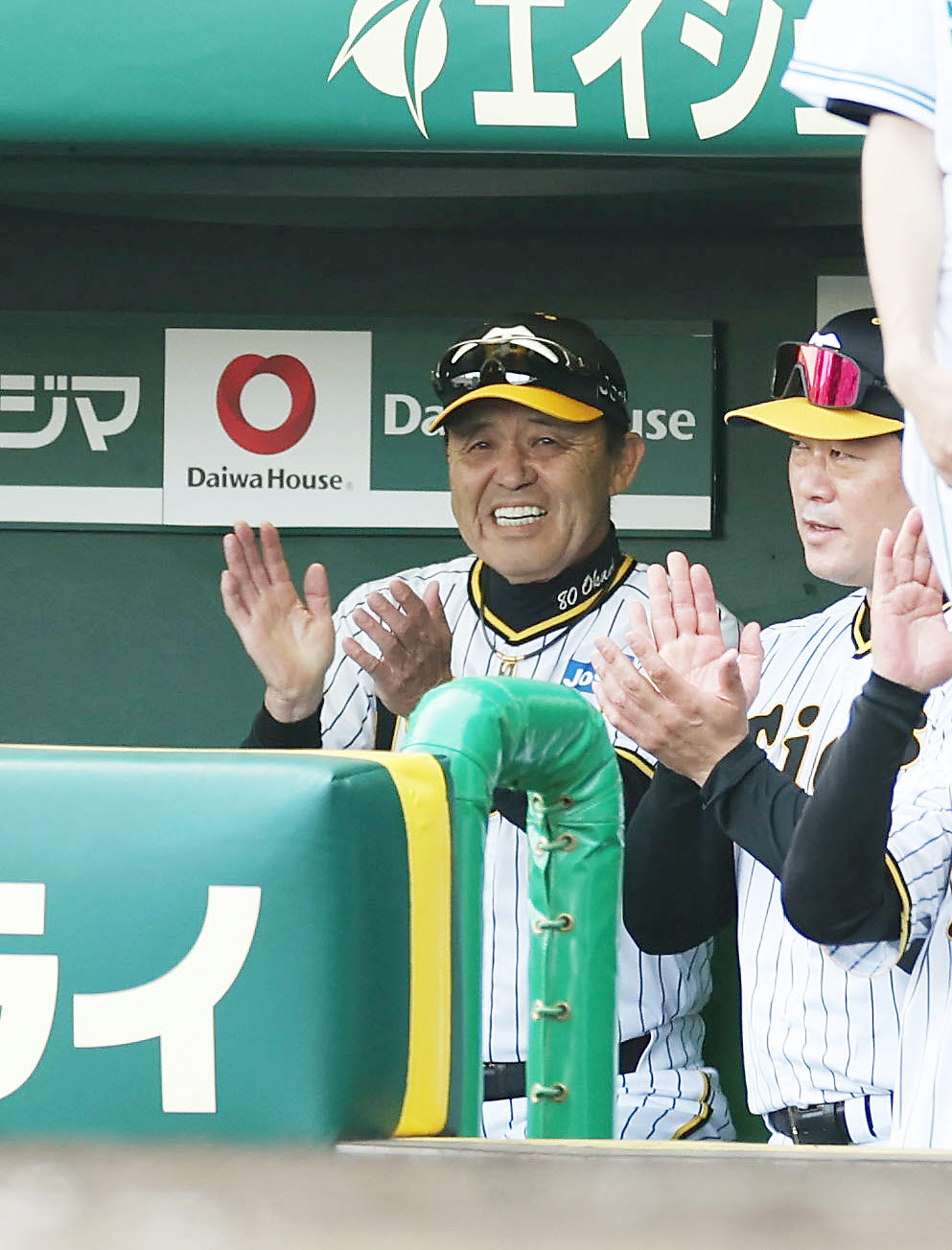阪神対ヤクルト　9回表ヤクルト1死、丸山和の遊ゴロのアウト判定に拍手する岡田監督（撮影・前田充）