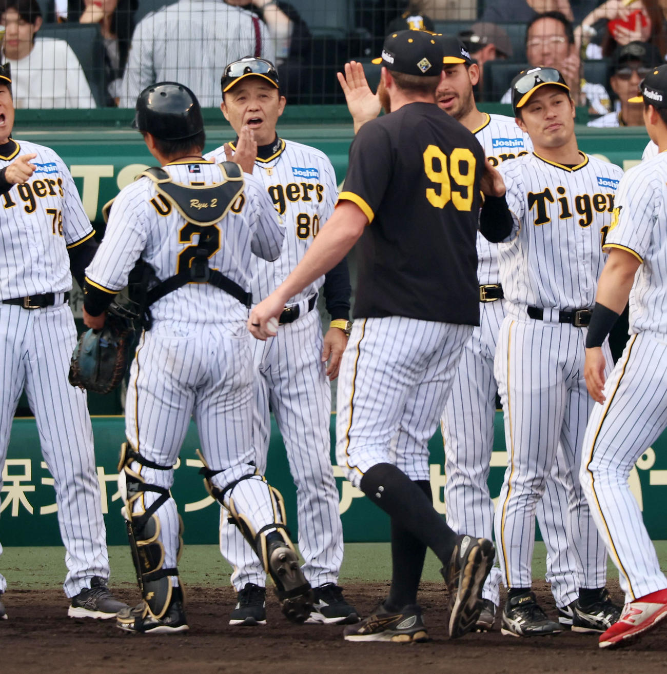 阪神対ヤクルト　ヤクルトに勝利し梅野（左）、ビーズリー（右）らナインを迎える岡田監督（撮影・加藤哉）