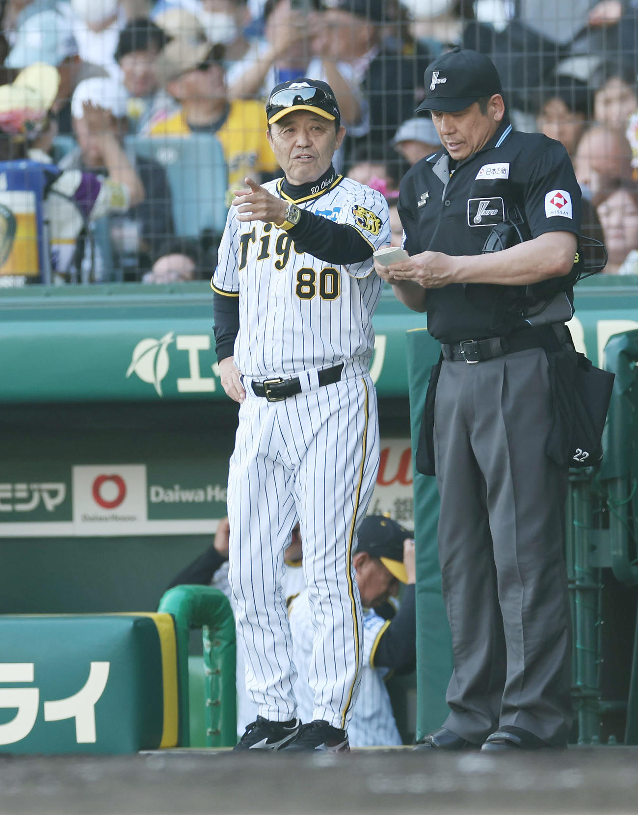 阪神対ヤクルト　7回を終え選手交代を告げる阪神岡田監督（撮影・前田充）