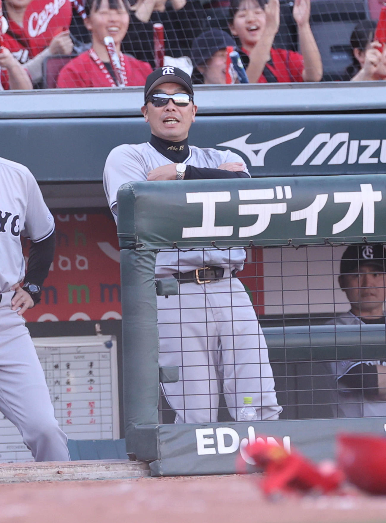 広島対巨人　9回表巨人1死一、三塁、小林の一ゴロで三走の重信が本塁を狙うがアウト。ベンチががっかりの阿部監督（撮影・加藤孝規）