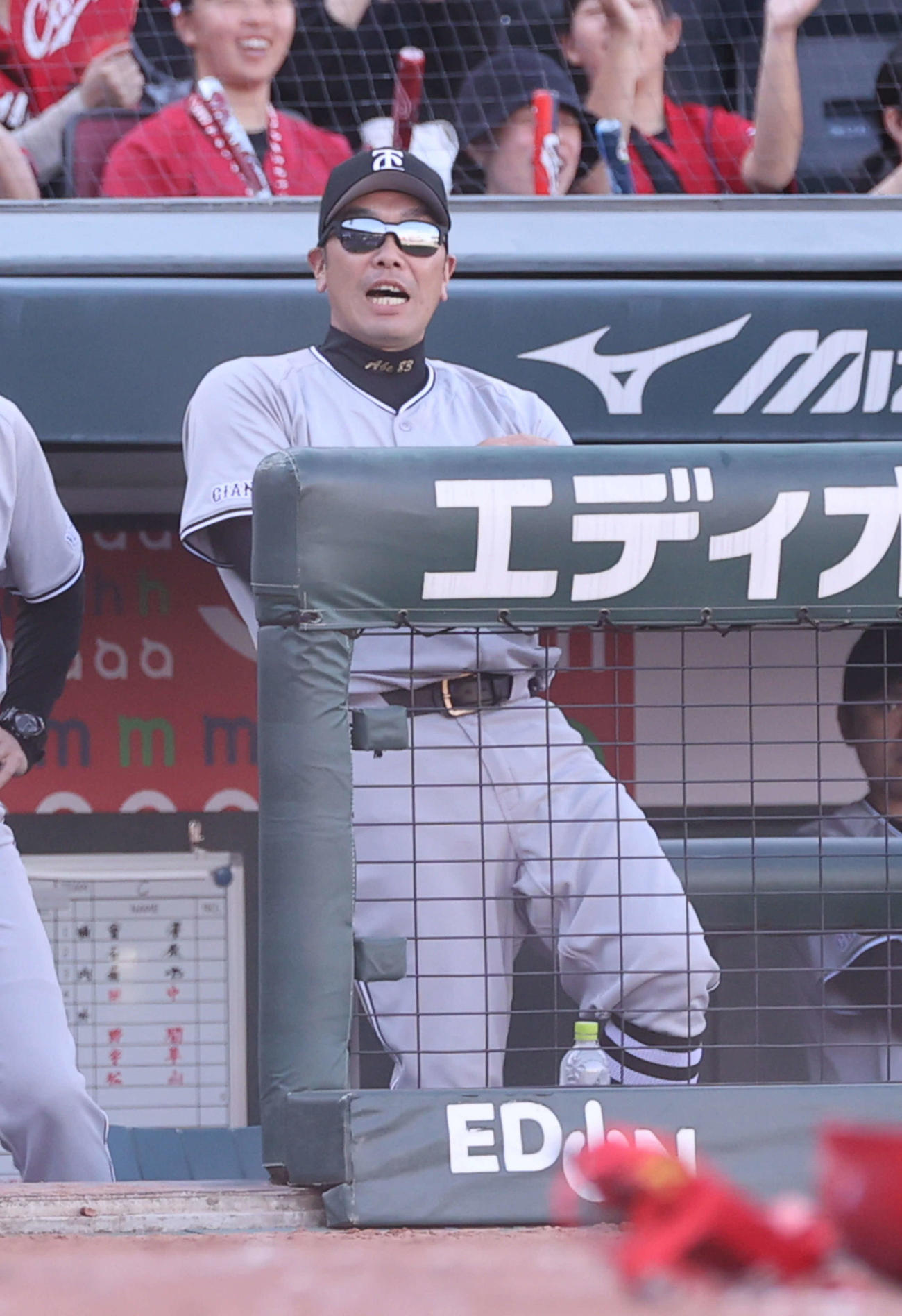 広島対巨人　9回表巨人1死一、三塁、小林の一ゴロで三走の重信が本塁を狙うがアウト。ベンチががっかりの阿部監督（撮影・加藤孝規）