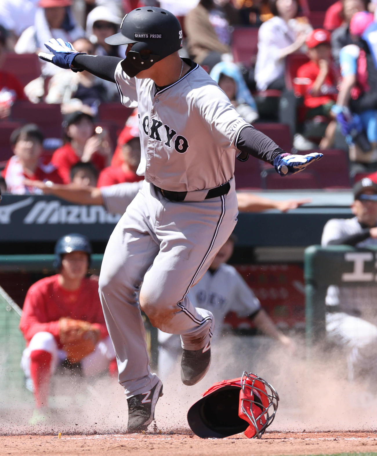 広島対巨人　2回表巨人1死一、三塁、赤星のスクイズバントで坂本が生還（撮影・加藤孝規）
