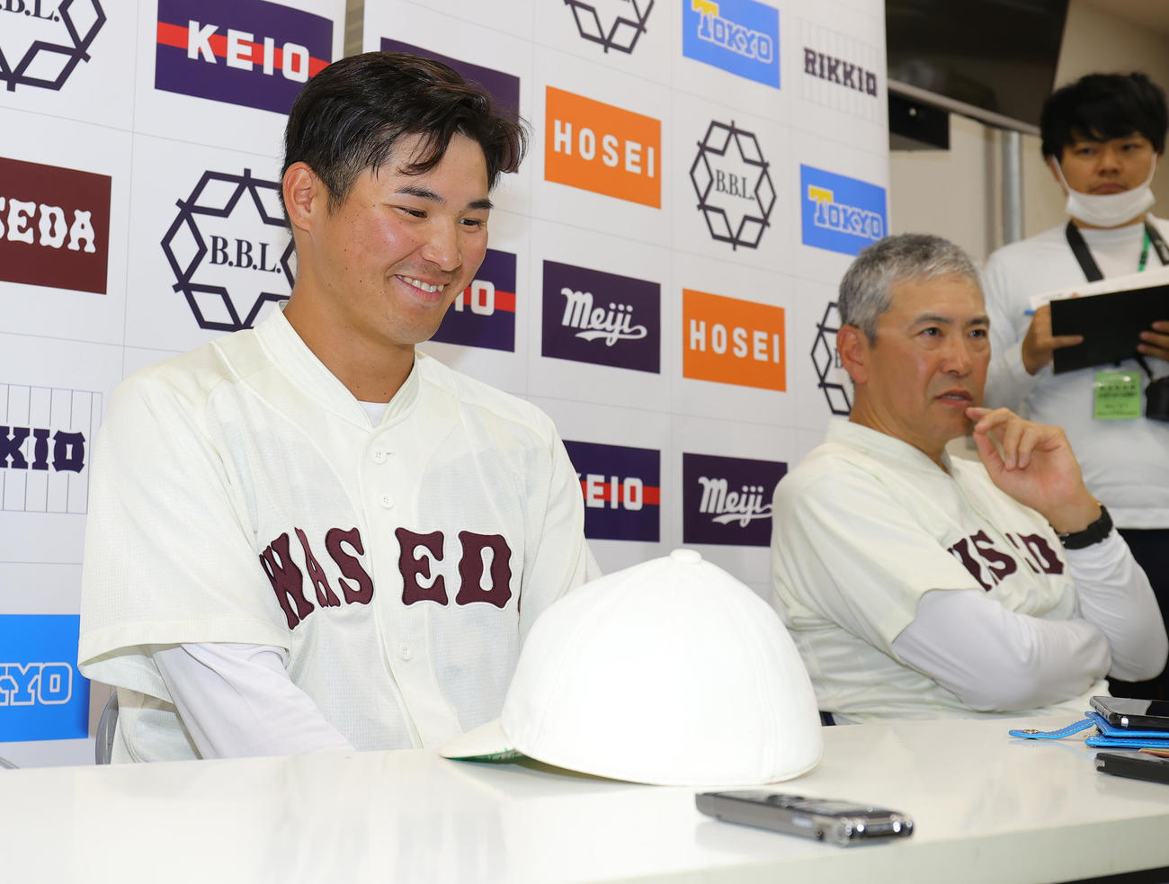 法大対早大　決勝打の早大・前田（左）は、会見で小宮山監督から「最後打たなかったら、大変なことになってただろう。よかったな」と言われ苦笑い（撮影・野上伸悟）