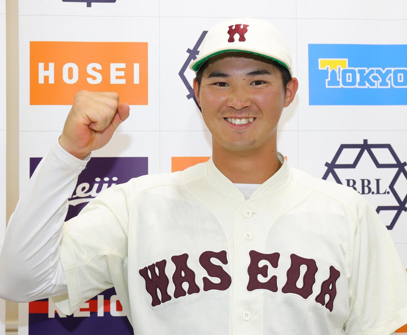 法大対早大　決勝打の早大・前田は笑顔でガッツポーズ（撮影・野上伸悟）