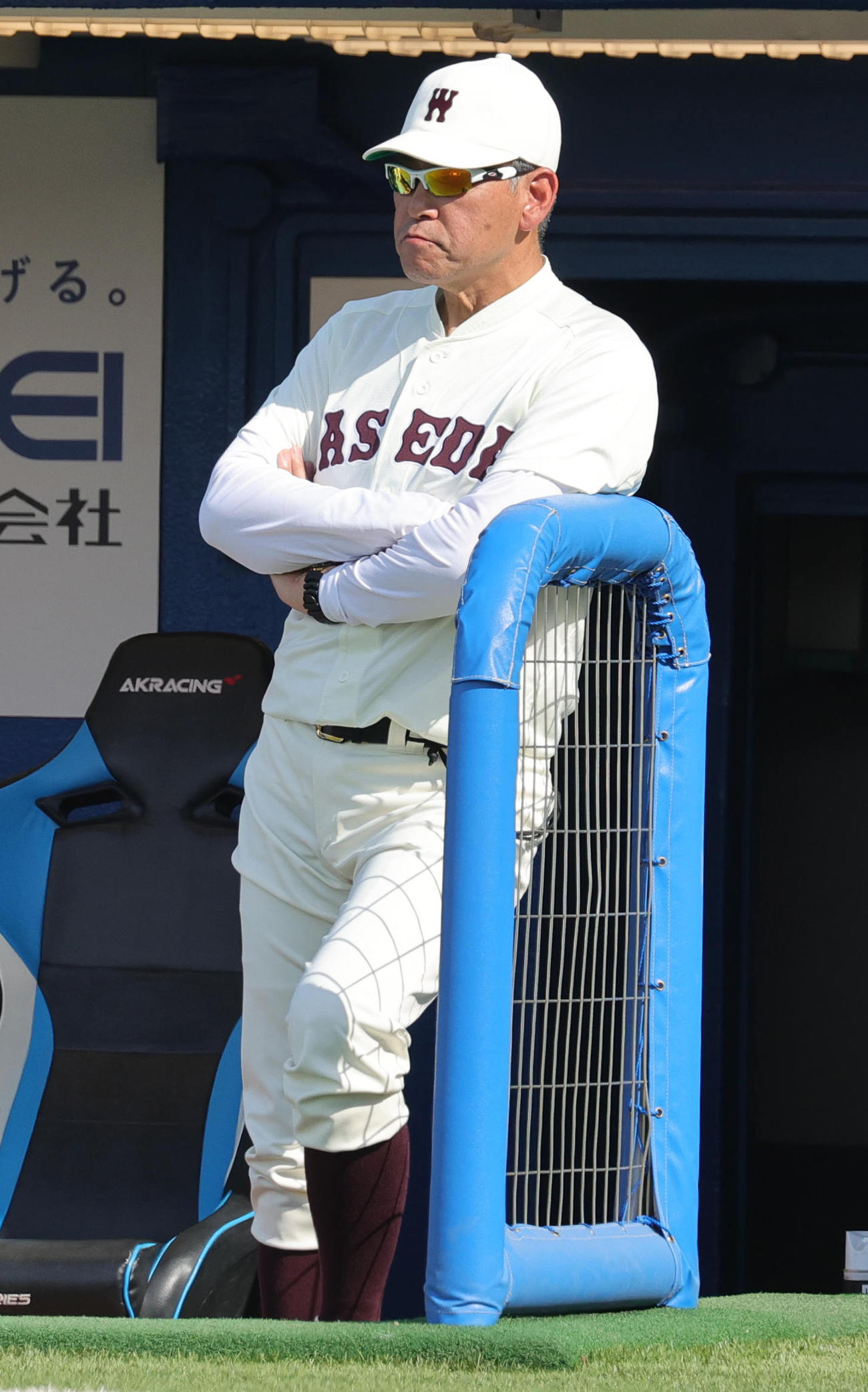 法大対早大　試合を見つめる早大・小宮山監督（撮影・野上伸悟）