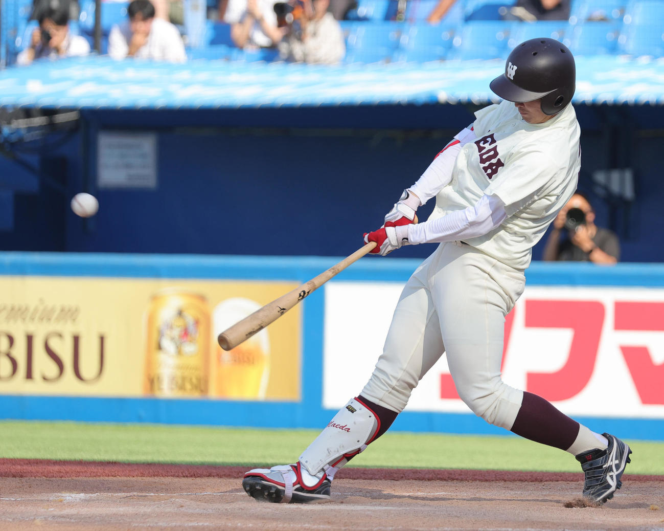 法大対早大　8回裏早大2死一、二塁、2点適時二塁打を放つ前田（撮影・野上伸悟）