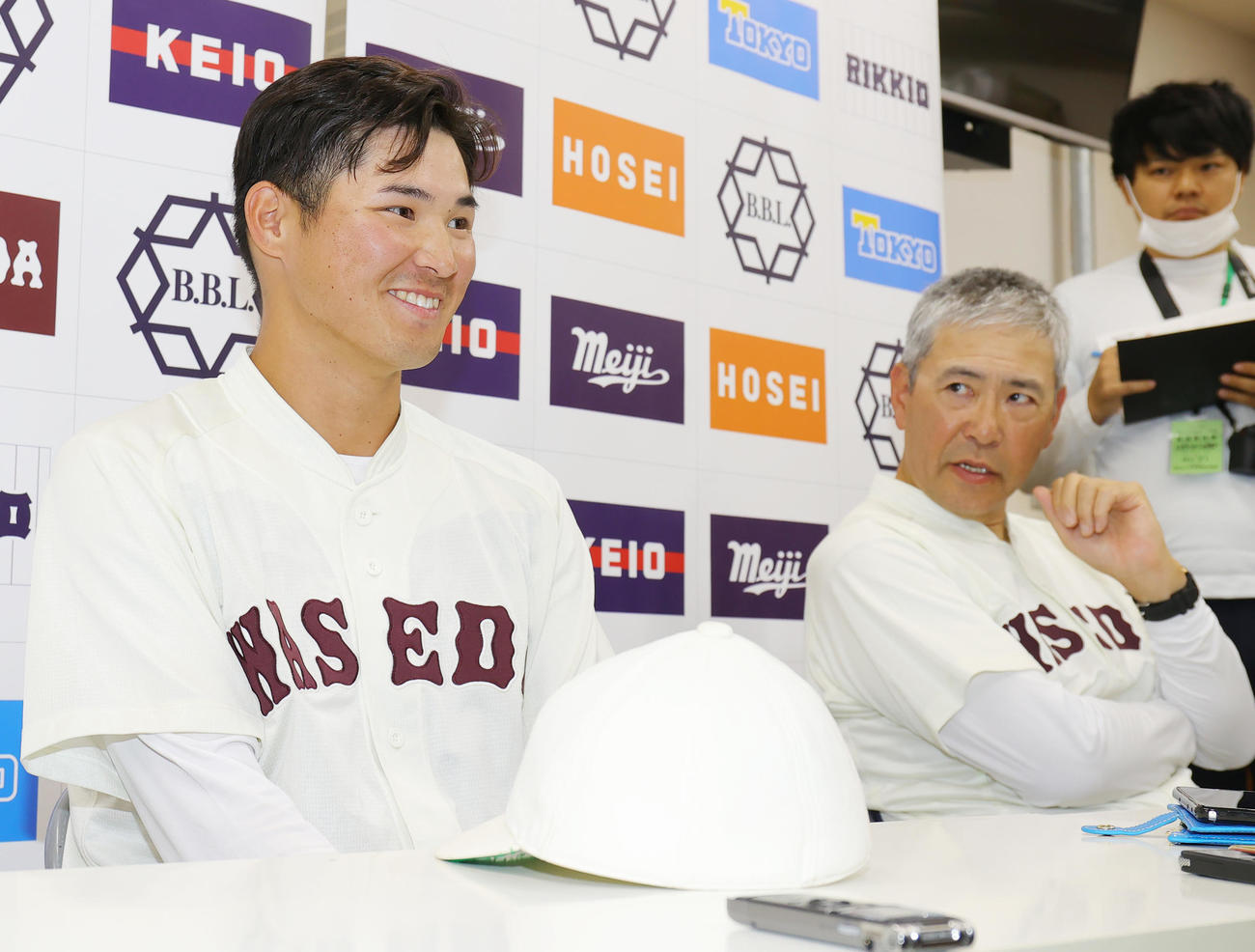 法大対早大　決勝打の早大・前田（左）は、会見で小宮山監督から「最後打たなかったら、大変なことになってただろう。よかったな」と言われ苦笑い（撮影・野上伸悟）