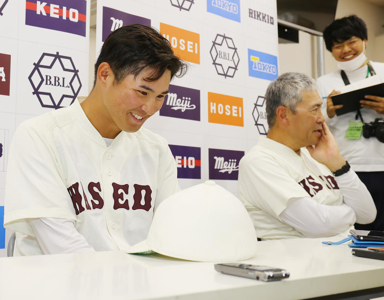 法大対早大　決勝打の早大・前田（左）は、会見で小宮山監督から「最後打たなかったら、大変なことになってただろう。よかったな」と言われ苦笑い（撮影・野上伸悟）
