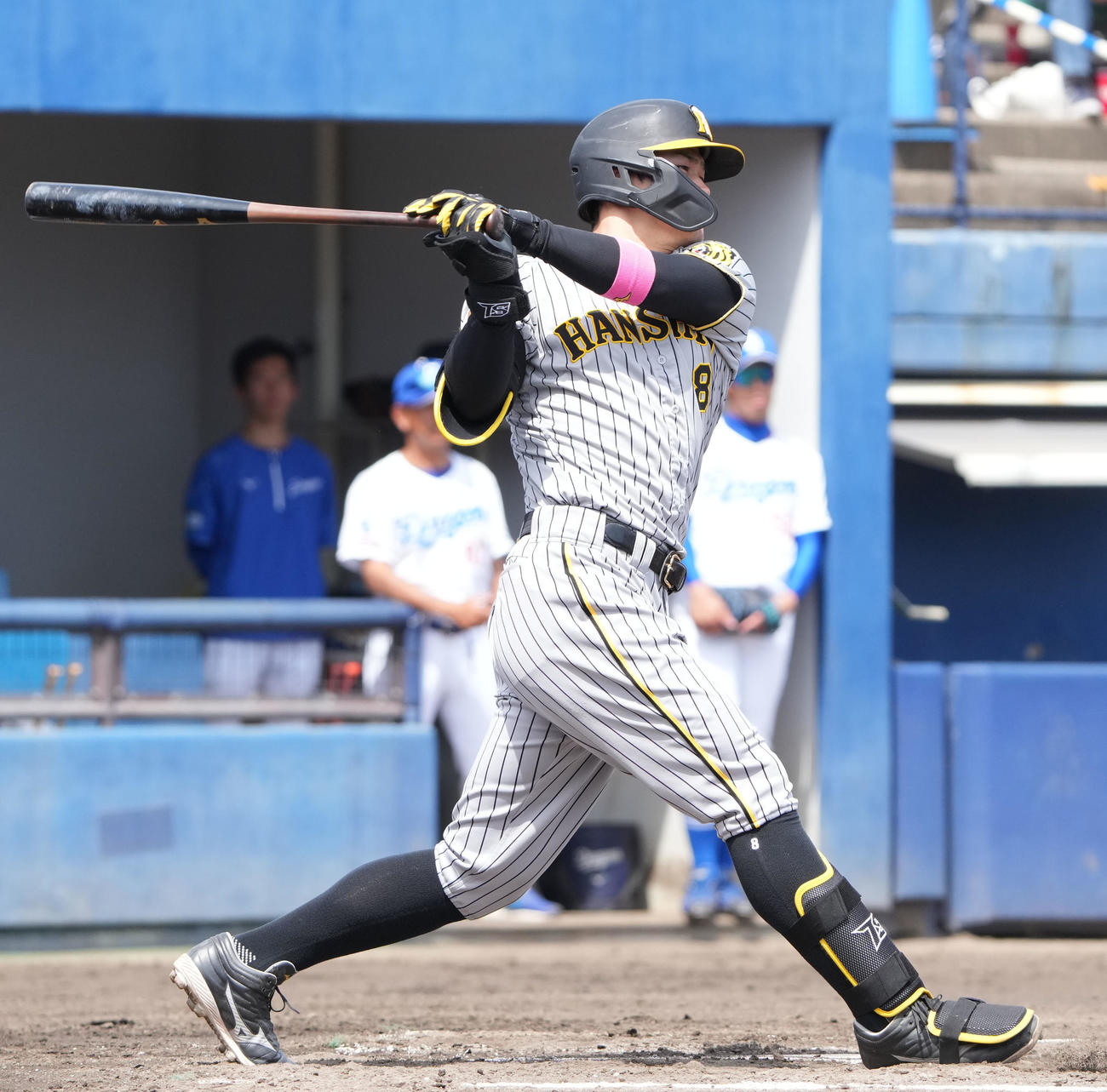 ウエスタン中日対阪神　6回表阪神2死一、三塁、右前適時打を放つ佐藤輝（撮影・森本幸一）