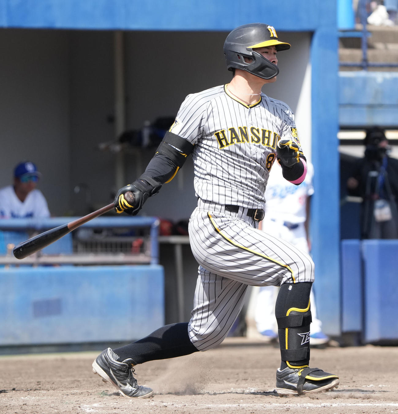 ウエスタン中日対阪神　8回表阪神無死一塁、右前打を放つ佐藤輝（撮影・森本幸一）