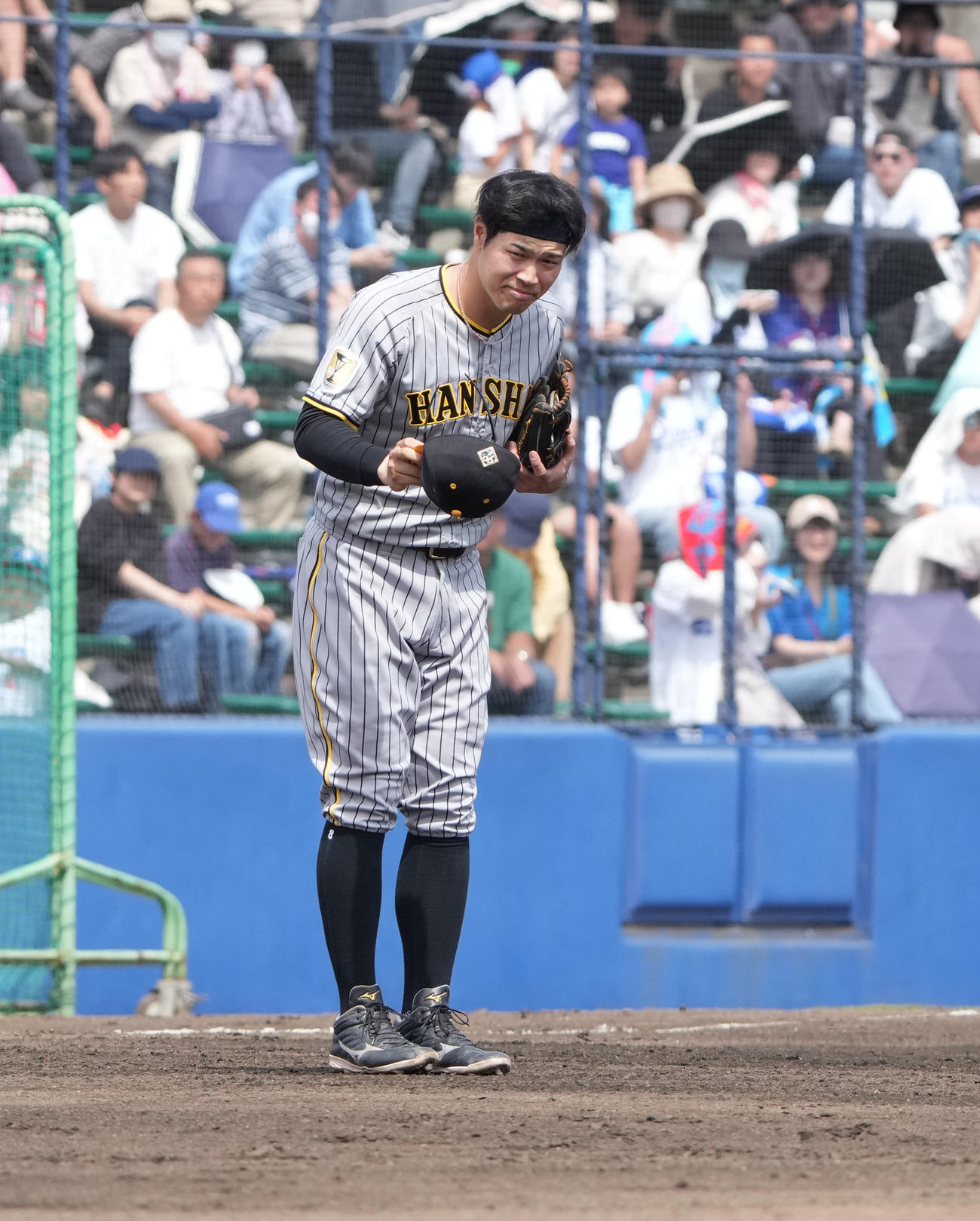 ウエスタン中日対阪神　6回裏開始前、ファンの声援に一礼する佐藤輝（撮影・森本幸一）