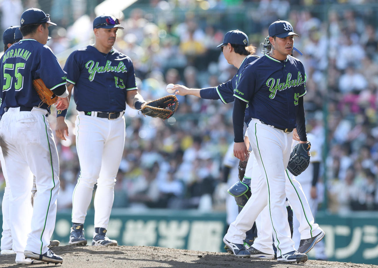 阪神対ヤクルト　7回裏阪神1死一塁、前川に四球を与えたところで降板となるヤフーレ（右端）（撮影・前田充）