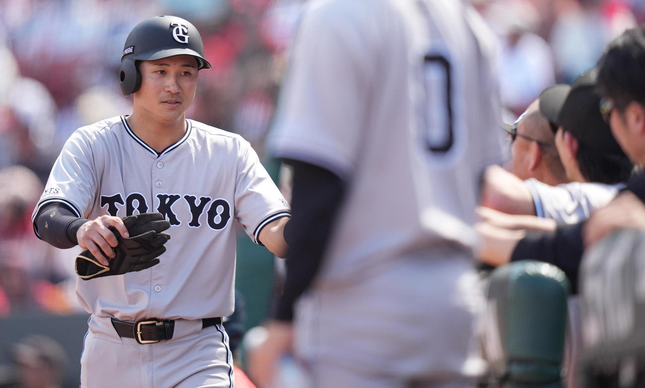 広島対巨人　2回表を終え、ベンチでナインとタッチを交わす巨人泉口（撮影・鈴木みどり）