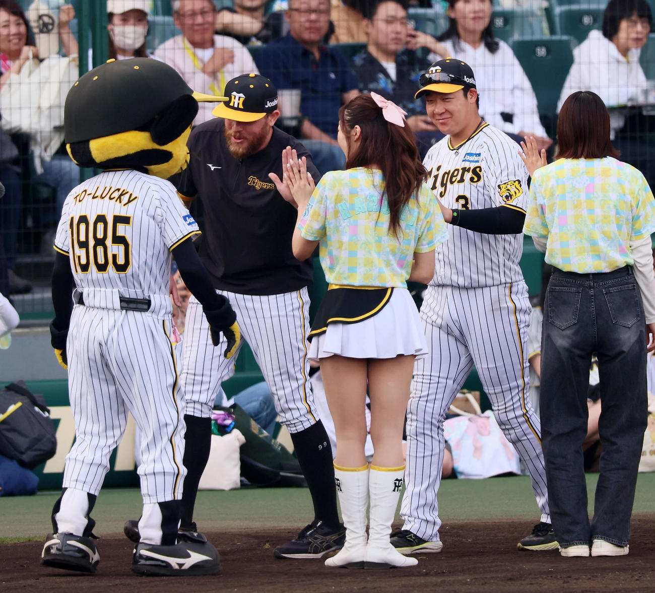 阪神対ヤクルト　TORACOデーで選ばれたファンとタッチするビーズリー（左）と大山（撮影・加藤哉）