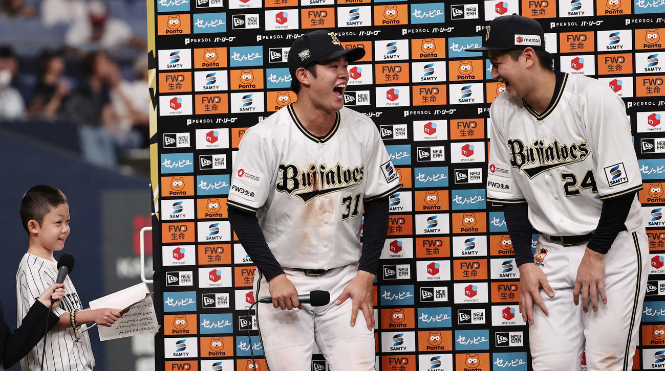 オリックス対楽天　ヒーローインタビューを子どもが務め、質問に爆笑するオリックス太田（左）と紅林（撮影・西尾就之）