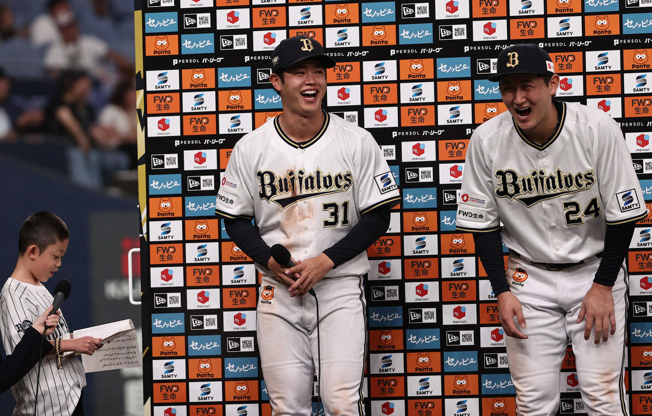 オリックス対楽天　ヒーローインタビューを子どもが務め、質問に爆笑するオリックス太田（左）と紅林（撮影・西尾就之）