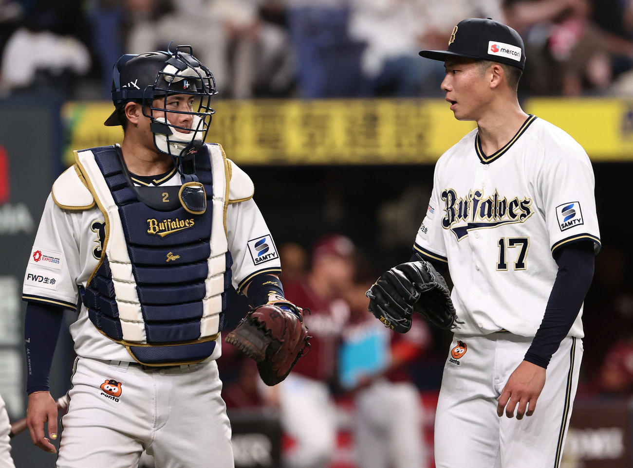 オリックス対楽天　4回を投げ終えたオリックス曽谷（右）は、若月と話しながらベンチに戻る（撮影・西尾就之）