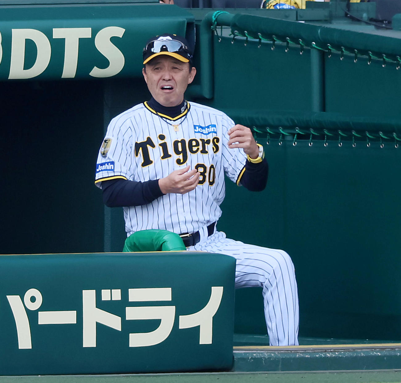 阪神対ヤクルト　4回裏阪神無死一、二塁、大山の左適時打に笑顔を見せる岡田監督（撮影・加藤哉）