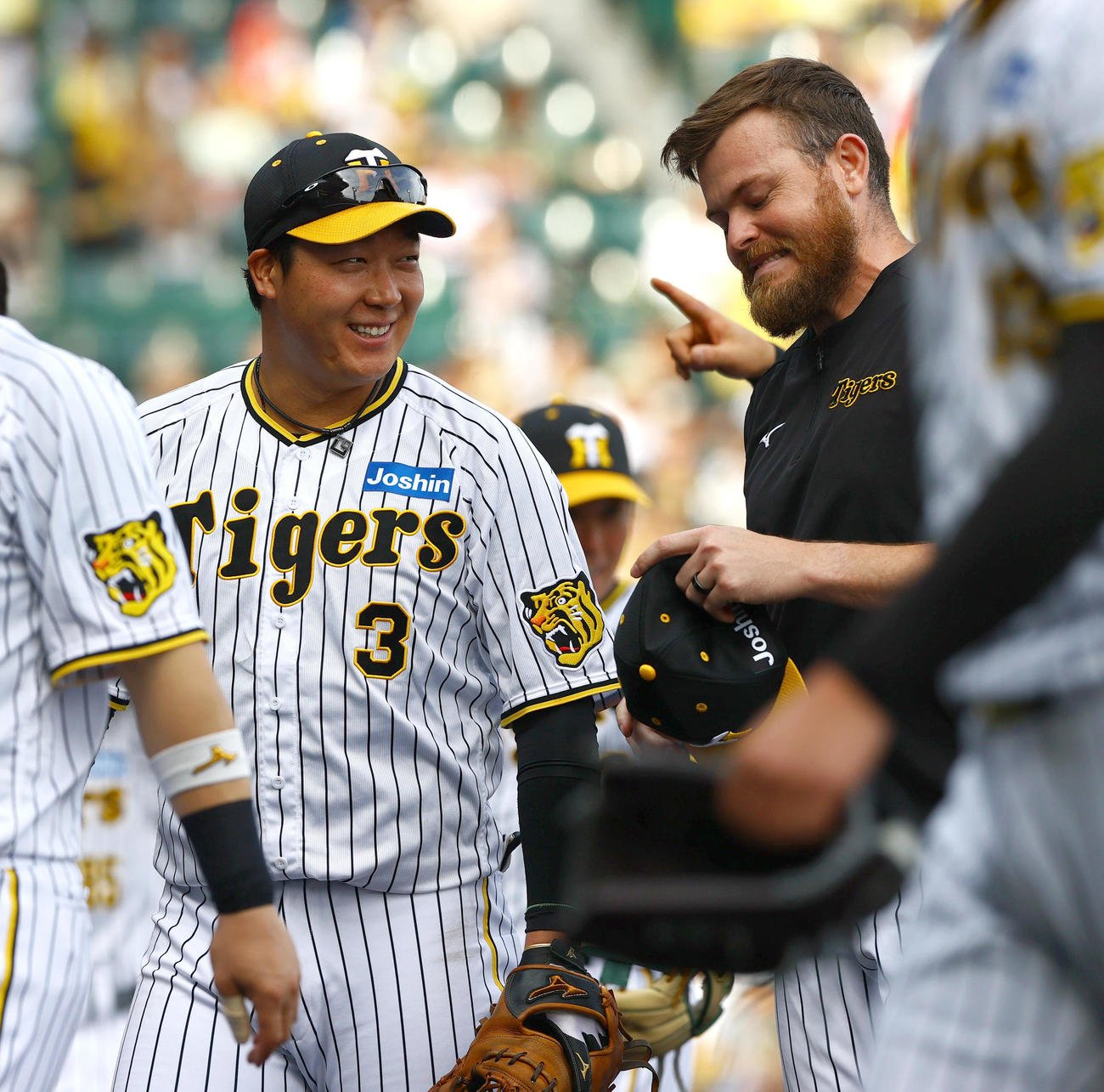 阪神対ヤクルト　勝利を挙げた阪神ビーズリー（右）を祝福する大山（撮影・上山淳一）
