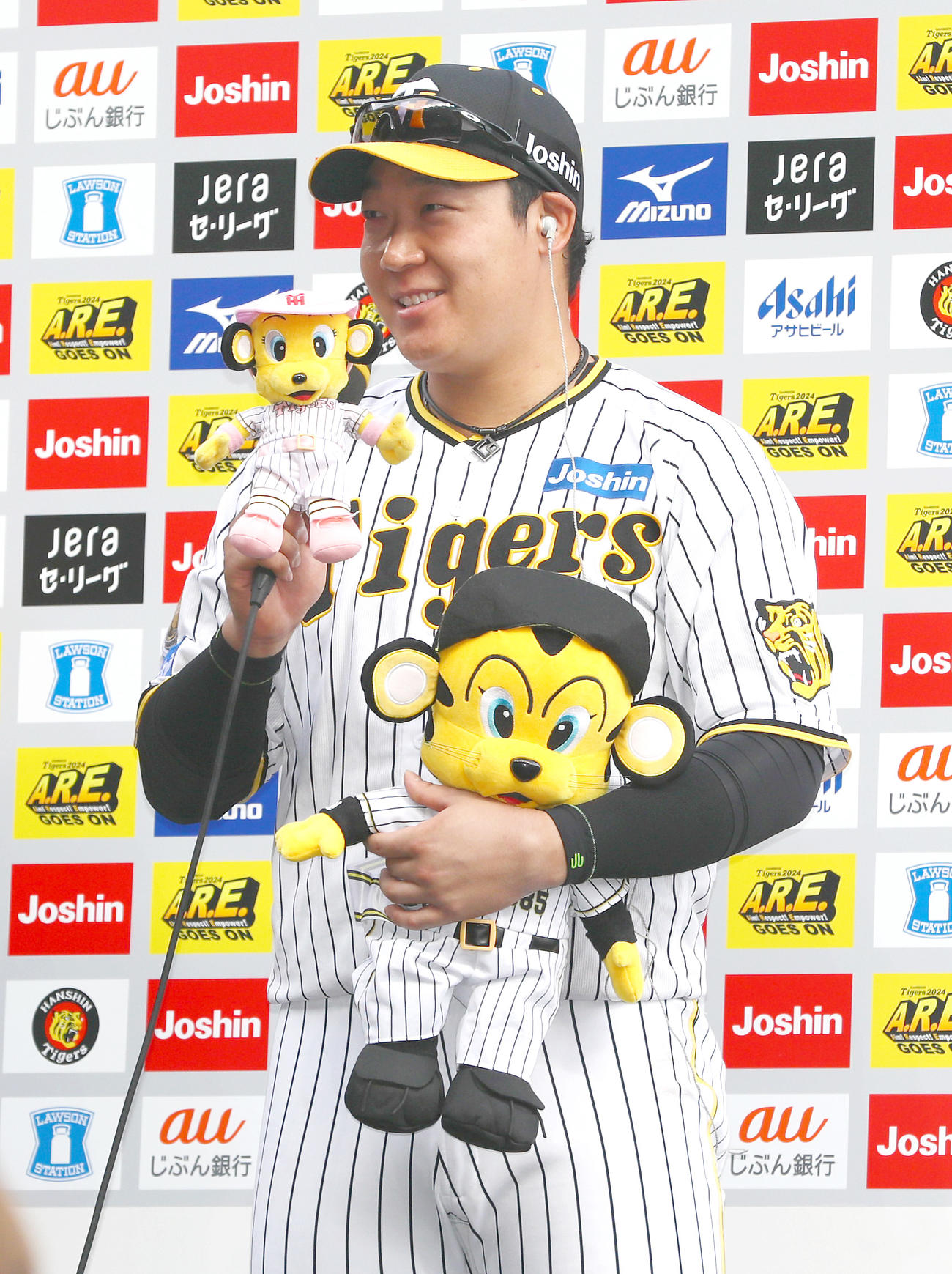 阪神対ヤクルト　お立ち台で笑顔を見せる阪神大山（撮影・上山淳一）