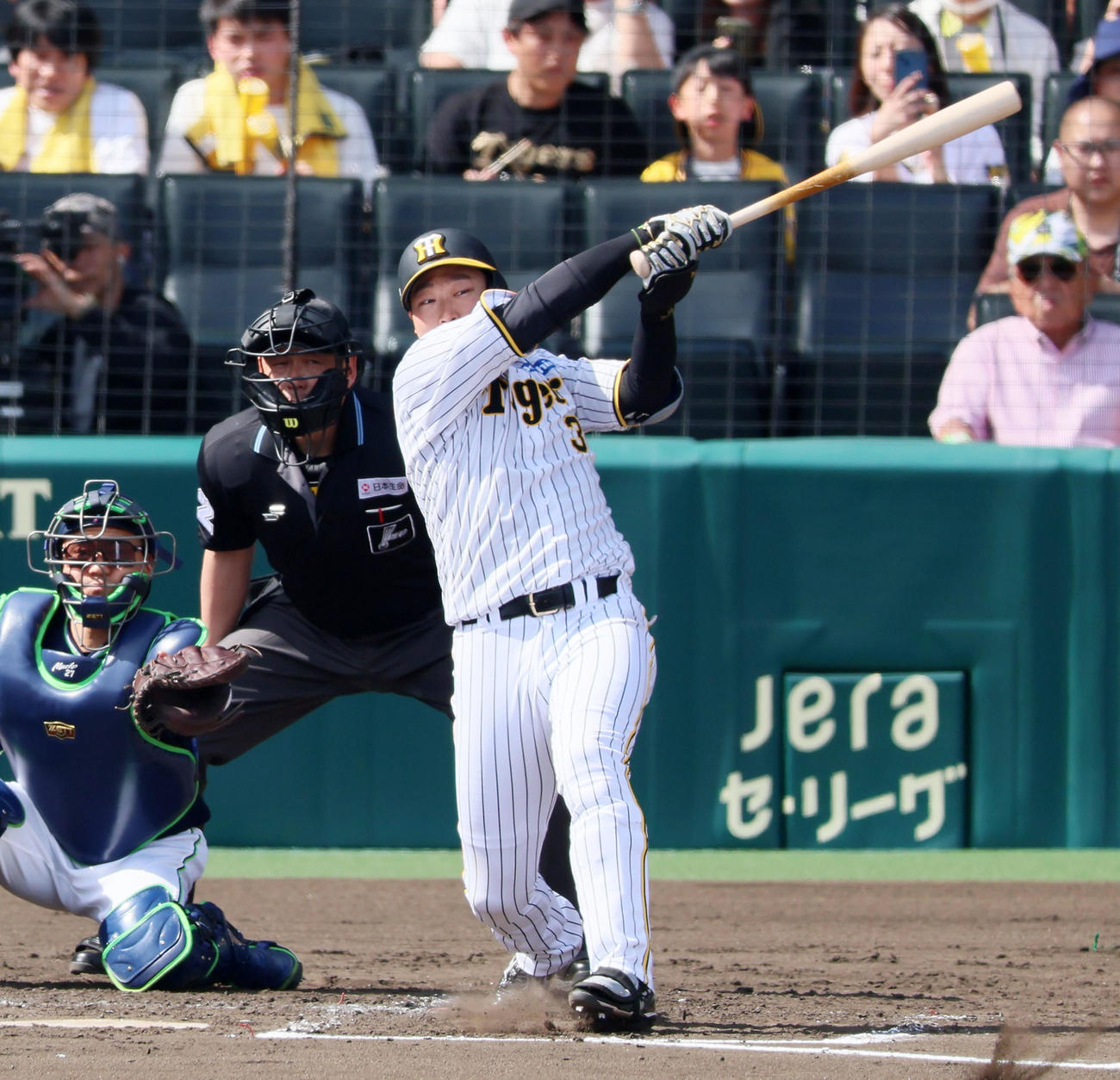 阪神対ヤクルト　4回裏阪神無死一、二塁、大山は左適時打を放つ（撮影・加藤哉）