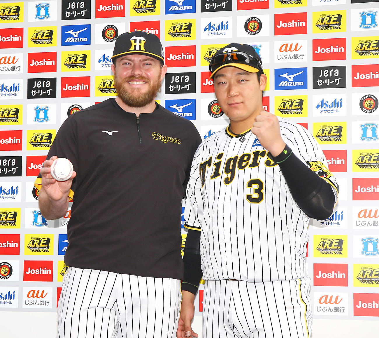 阪神対ヤクルト　お立ち台で笑顔を見せる阪神ビーズリー（左）と大山（撮影・上山淳一）