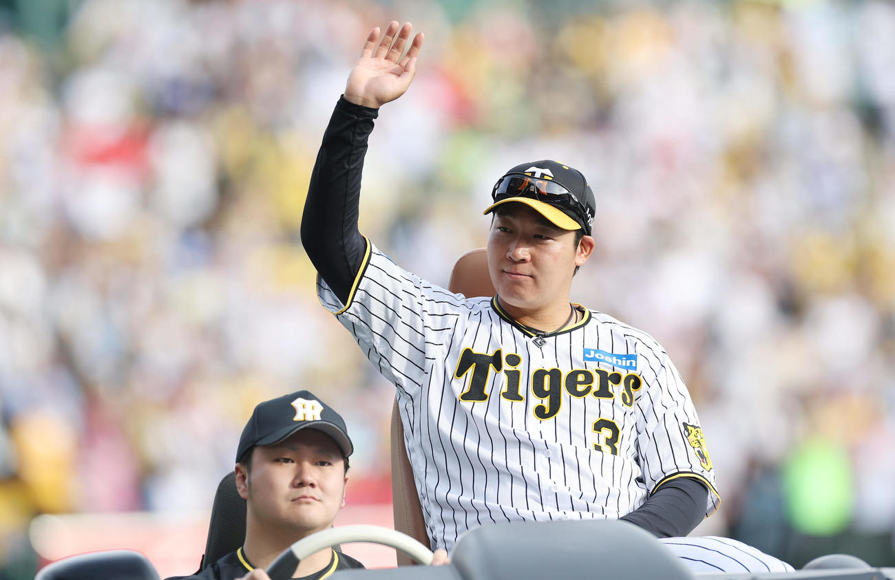阪神対ヤクルト　ヤクルトに勝利しファンに手を振る阪神大山（撮影・前田充）