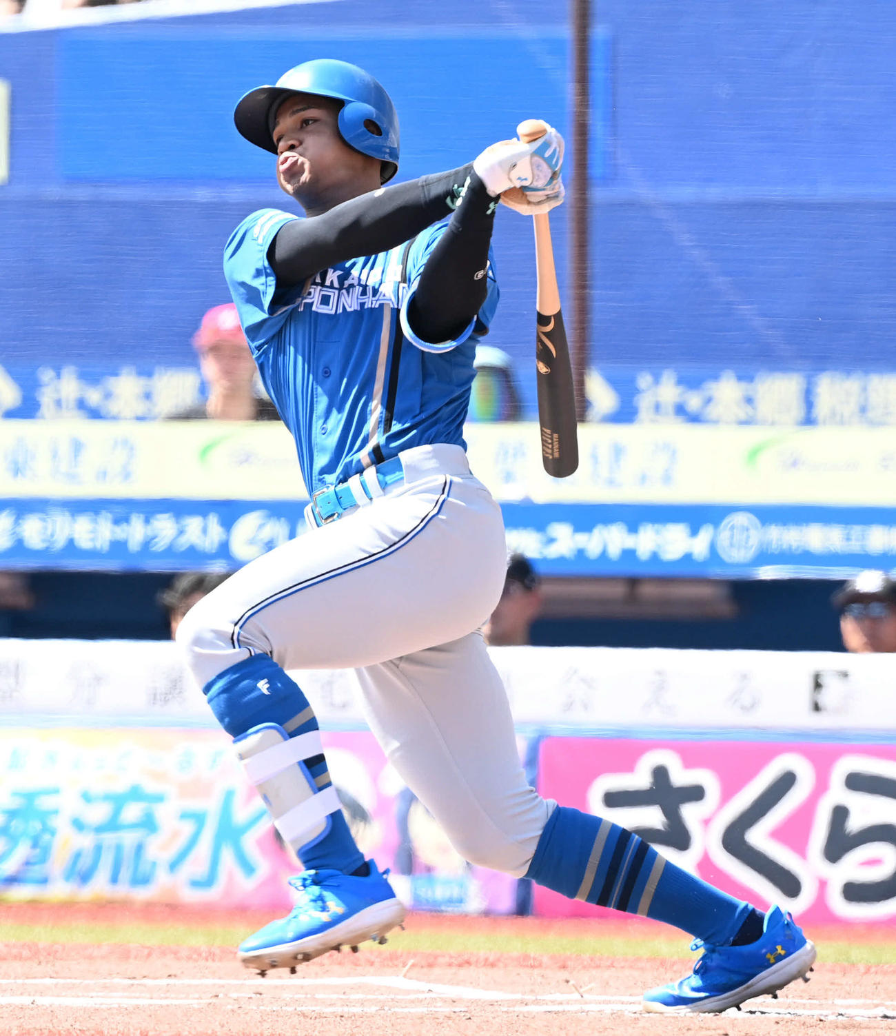 ロッテ対日本ハム　1回表日本ハム1死一、二塁、万波は左中間へ適時二塁打を放つ（撮影・山崎安昭）