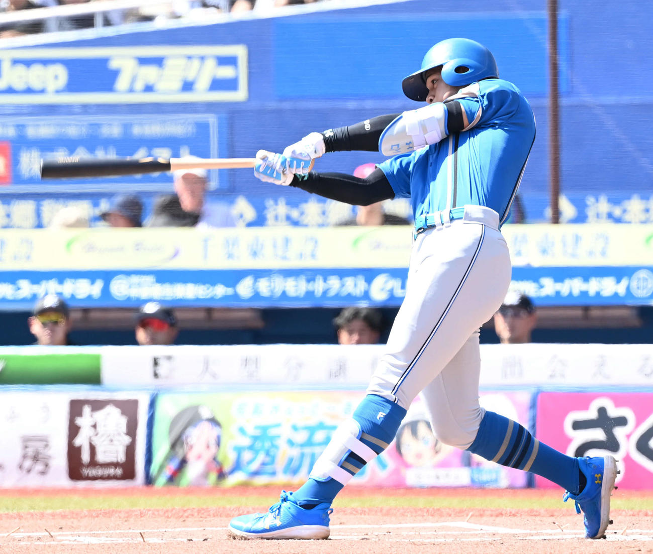 ロッテ対日本ハム　1回表日本ハム1死一、二塁、万波は左中間へ適時二塁打を放つ（撮影・山崎安昭）