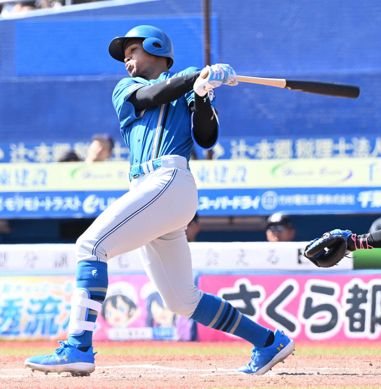 ロッテ対日本ハム　3回表日本ハム2死、万波は左前打を放つ（撮影・山崎安昭）