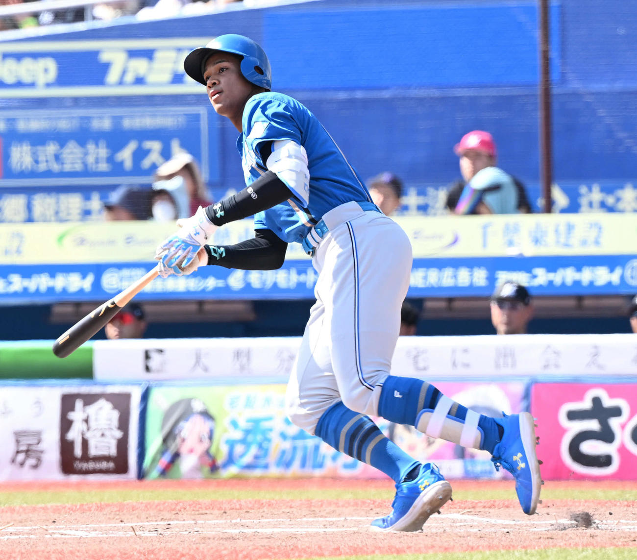 ロッテ対日本ハム　3回表日本ハム2死、万波は左前打を放つ（撮影・山崎安昭）