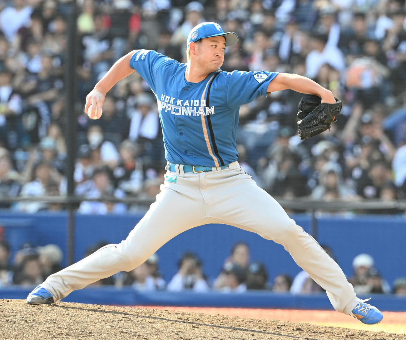 ロッテ対日本ハム　日本ハム4番手で登板する斎藤友（撮影・山崎安昭）
