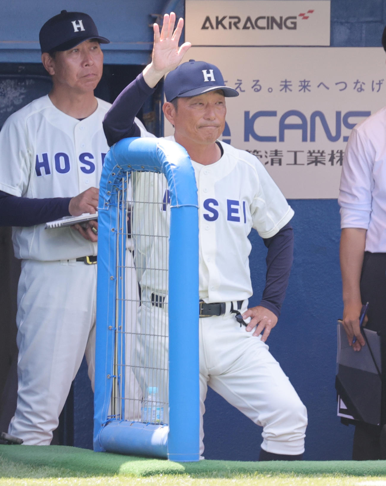 法大対早大　指示を出す法大・大島監督（撮影・野上伸悟）