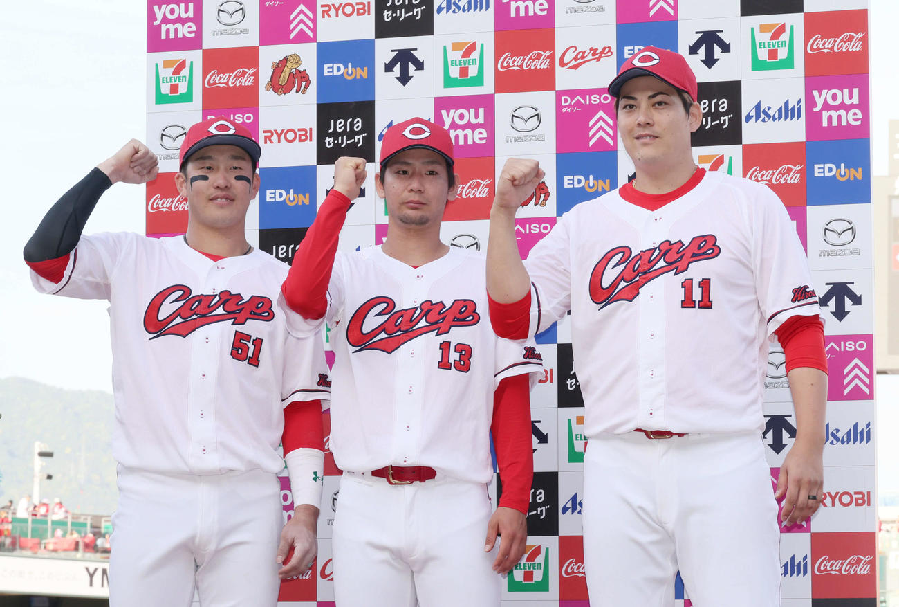 広島対巨人　お立ち台でポーズを決める左から小園、森浦、九里（撮影・加藤孝規）