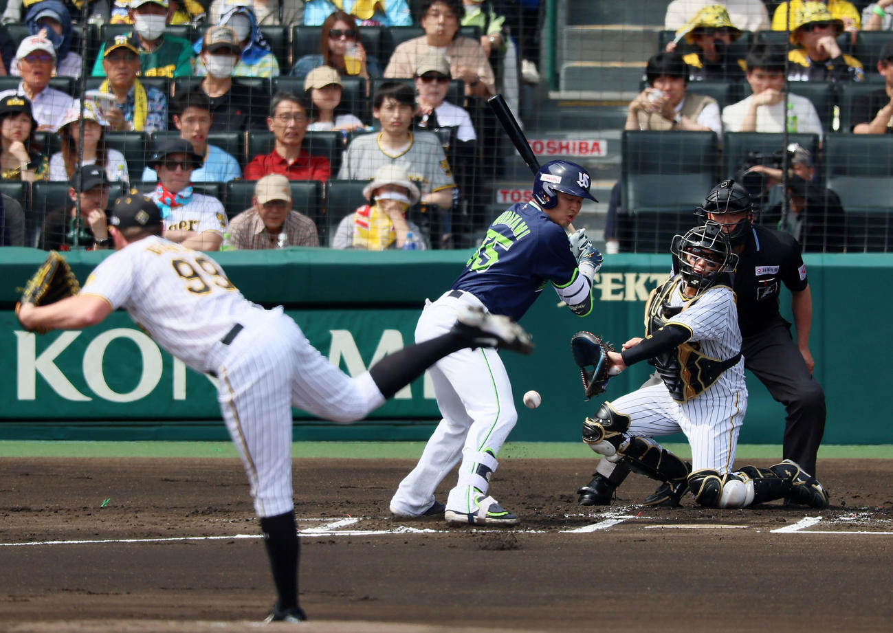 阪神対ヤクルト　1回表ヤクルト2死二塁、打者村上のときビーズリー（左）の投球を捕球した梅野は飛び出した二塁走者長岡を刺す（撮影・加藤哉）