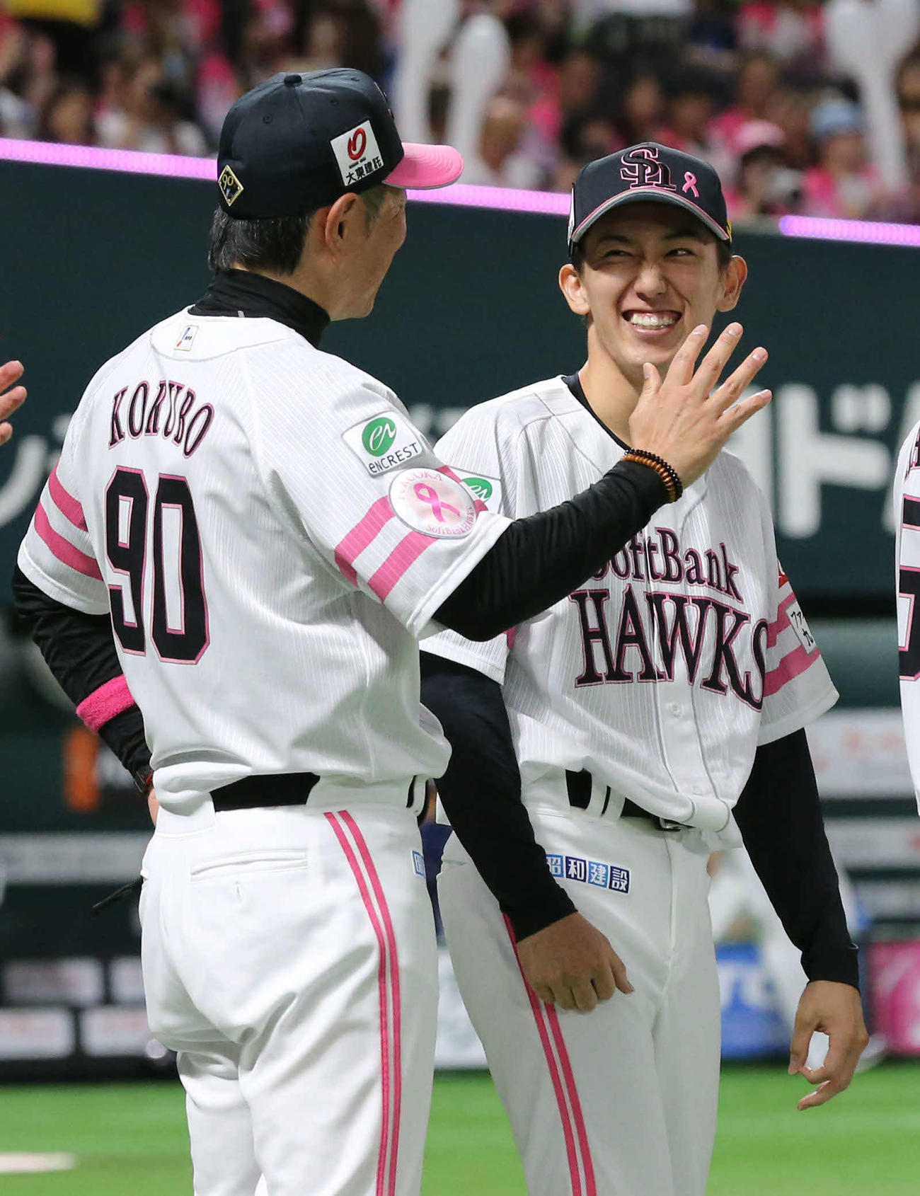 ソフトバンク対西武　勝利投手とはならなかったが好投した大津は小久保監督（左）と笑顔で話をする（撮影・梅根麻紀）