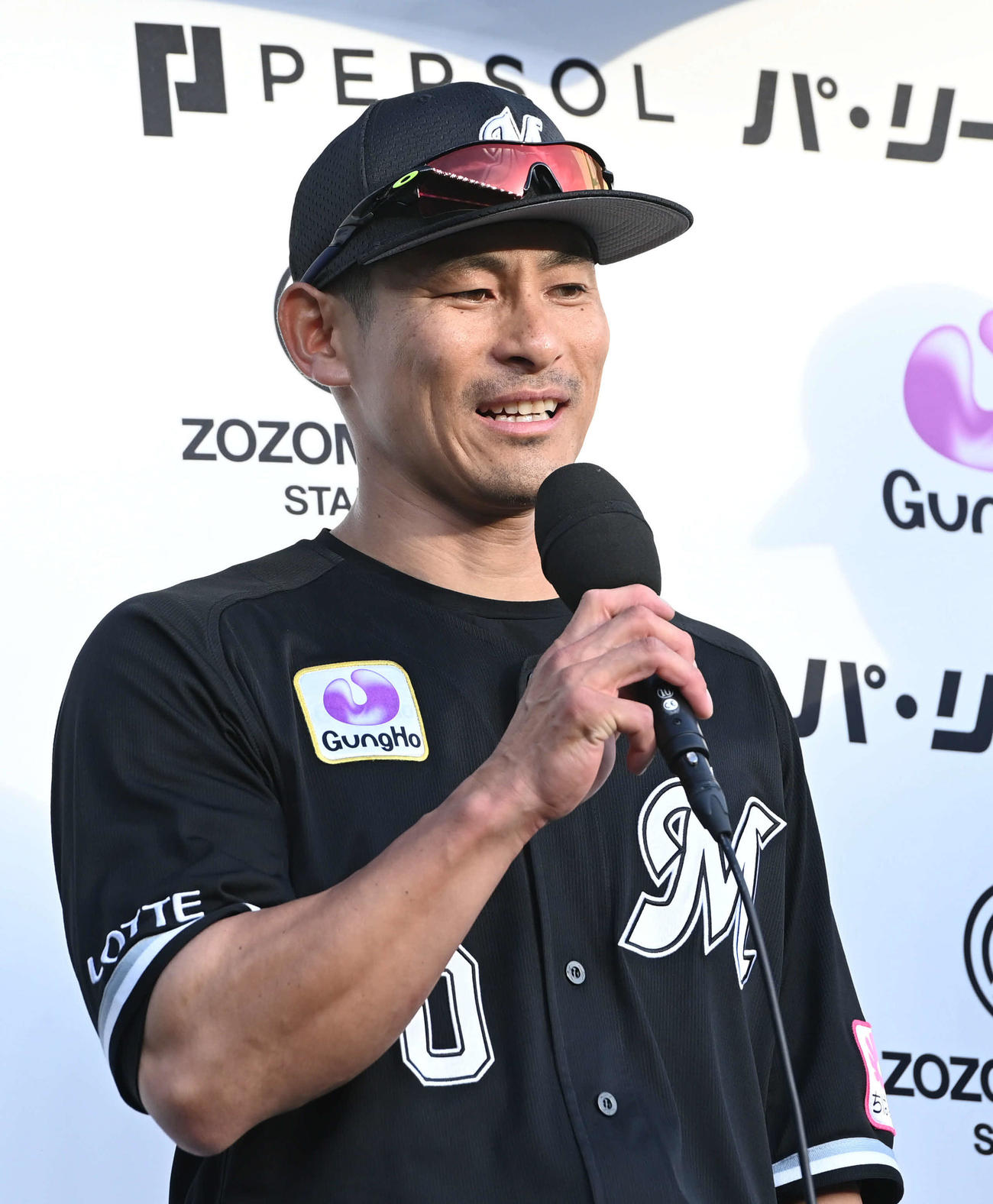 ロッテ対日本ハム　ヒーローインタビューに答えるロッテ荻野（撮影・山崎安昭）