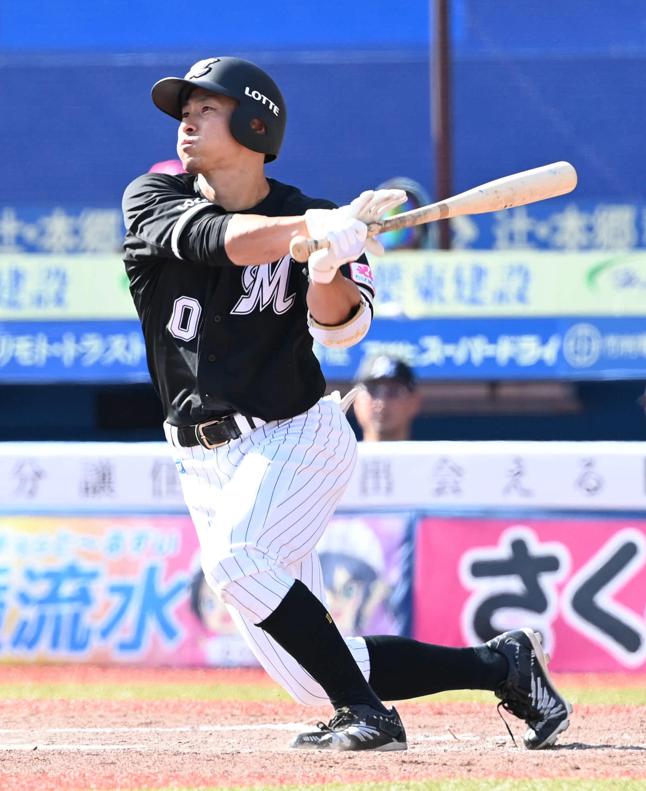 ロッテ対日本ハム　5回裏ロッテ1死、荻野は左翼へ二塁打を放つ（撮影・山崎安昭）