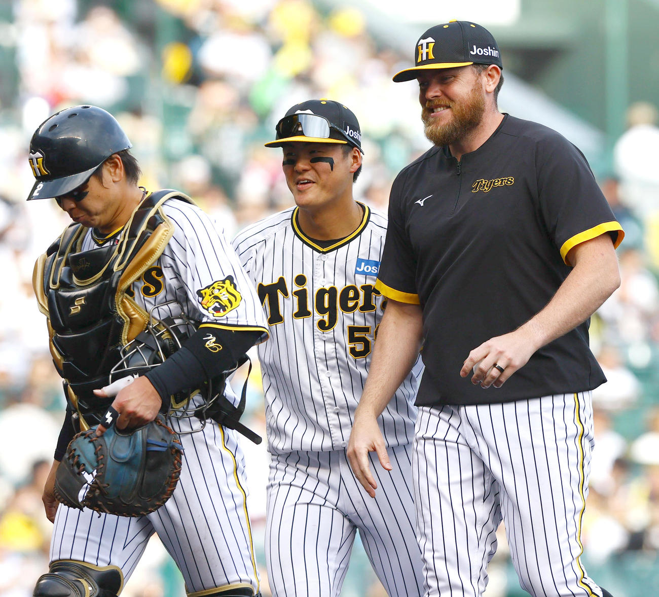 阪神対ヤクルト　ヤクルトに勝利し笑顔を見せる、左から阪神梅野、前川、ビーズリー（撮影・上山淳一）