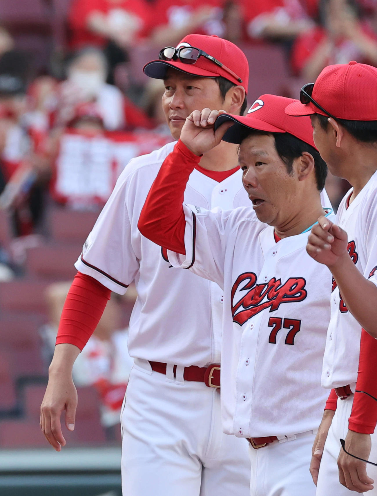 広島対巨人　勝った新井監督（撮影・加藤孝規）