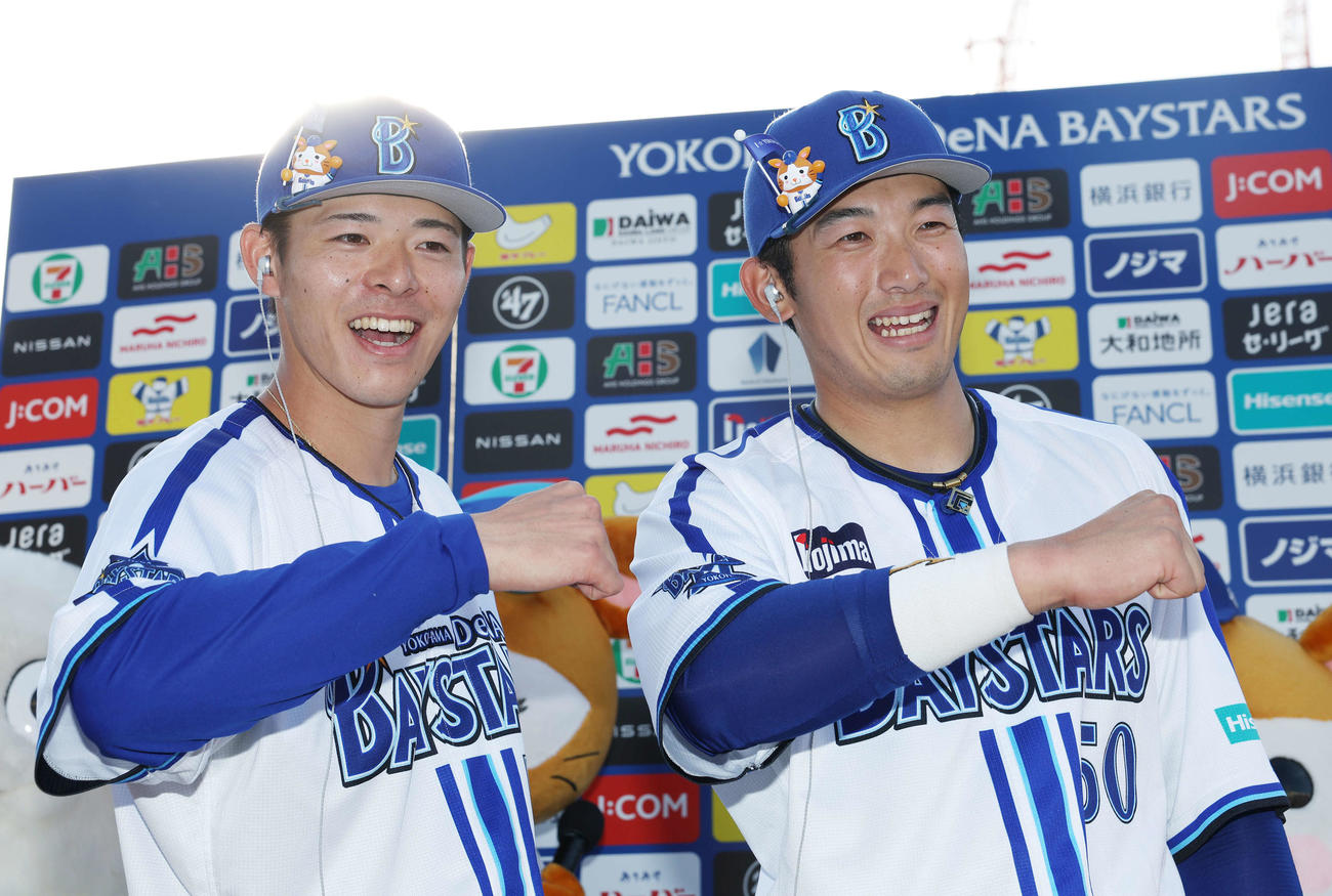 DeNA対中日　笑顔でポーズをとるDeNA中川颯（左）と山本（撮影・宮地輝）